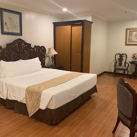Crown Royale Hotel Balanga Extérieur photo