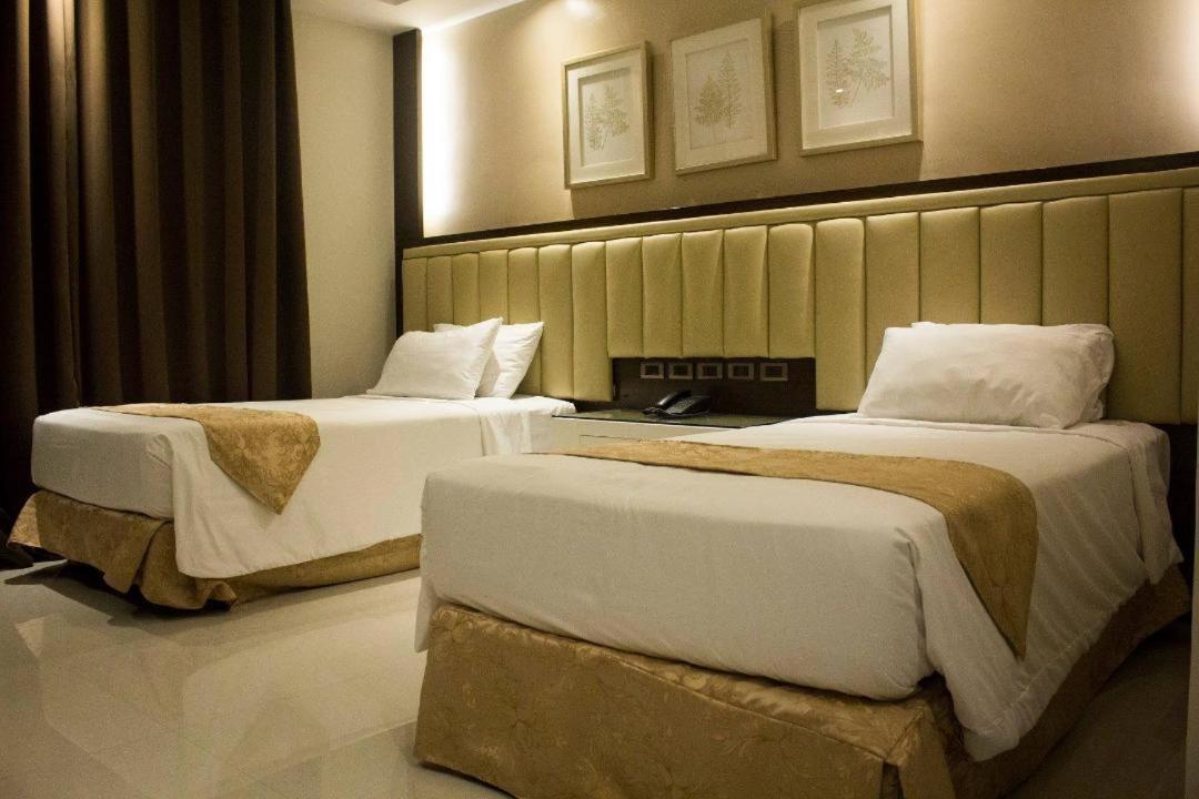 Crown Royale Hotel Balanga Extérieur photo