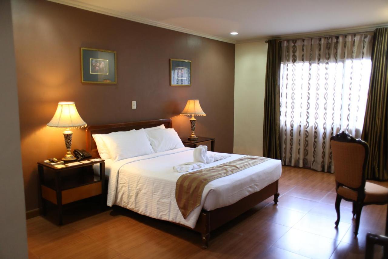 Crown Royale Hotel Balanga Extérieur photo