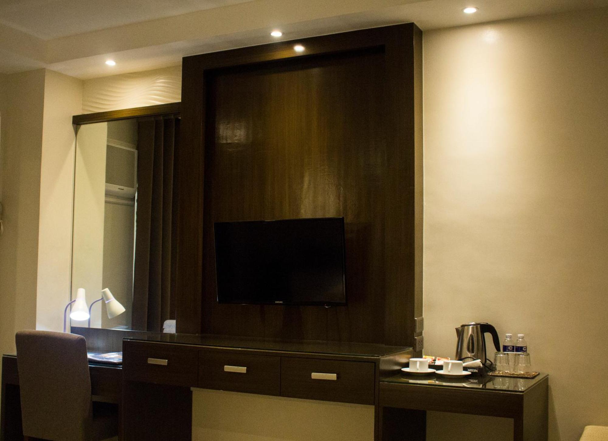 Crown Royale Hotel Balanga Extérieur photo