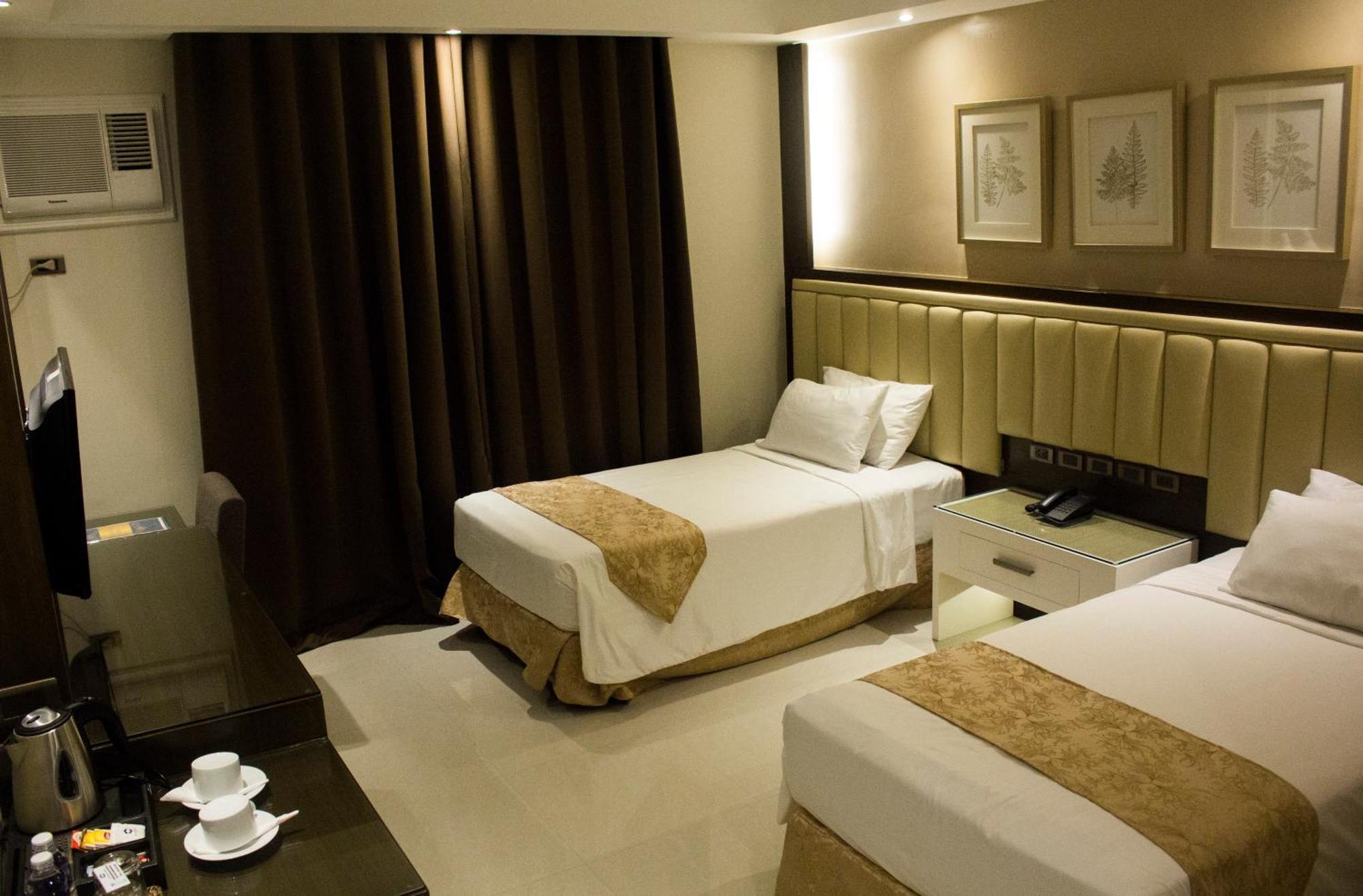 Crown Royale Hotel Balanga Extérieur photo