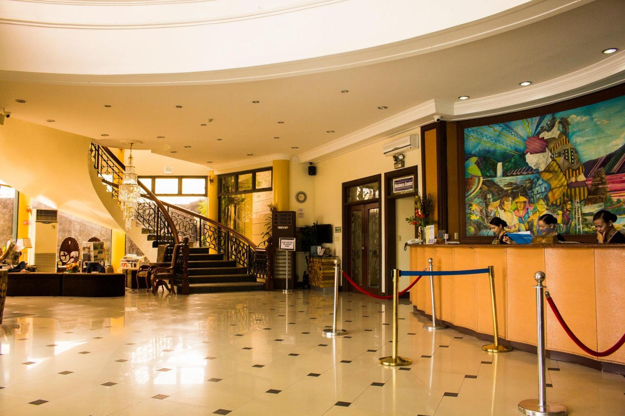 Crown Royale Hotel Balanga Extérieur photo