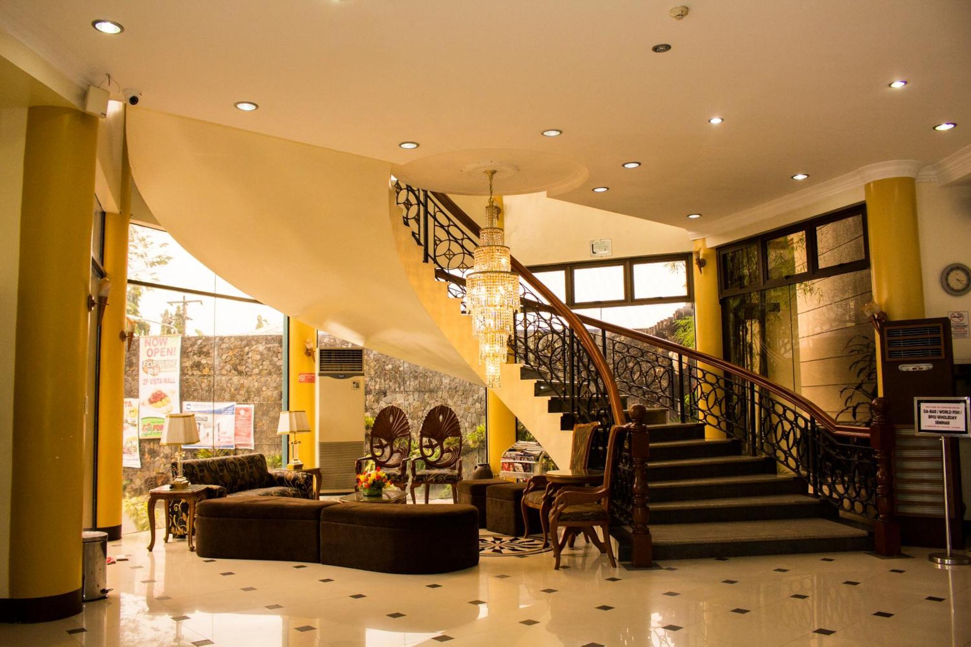 Crown Royale Hotel Balanga Extérieur photo