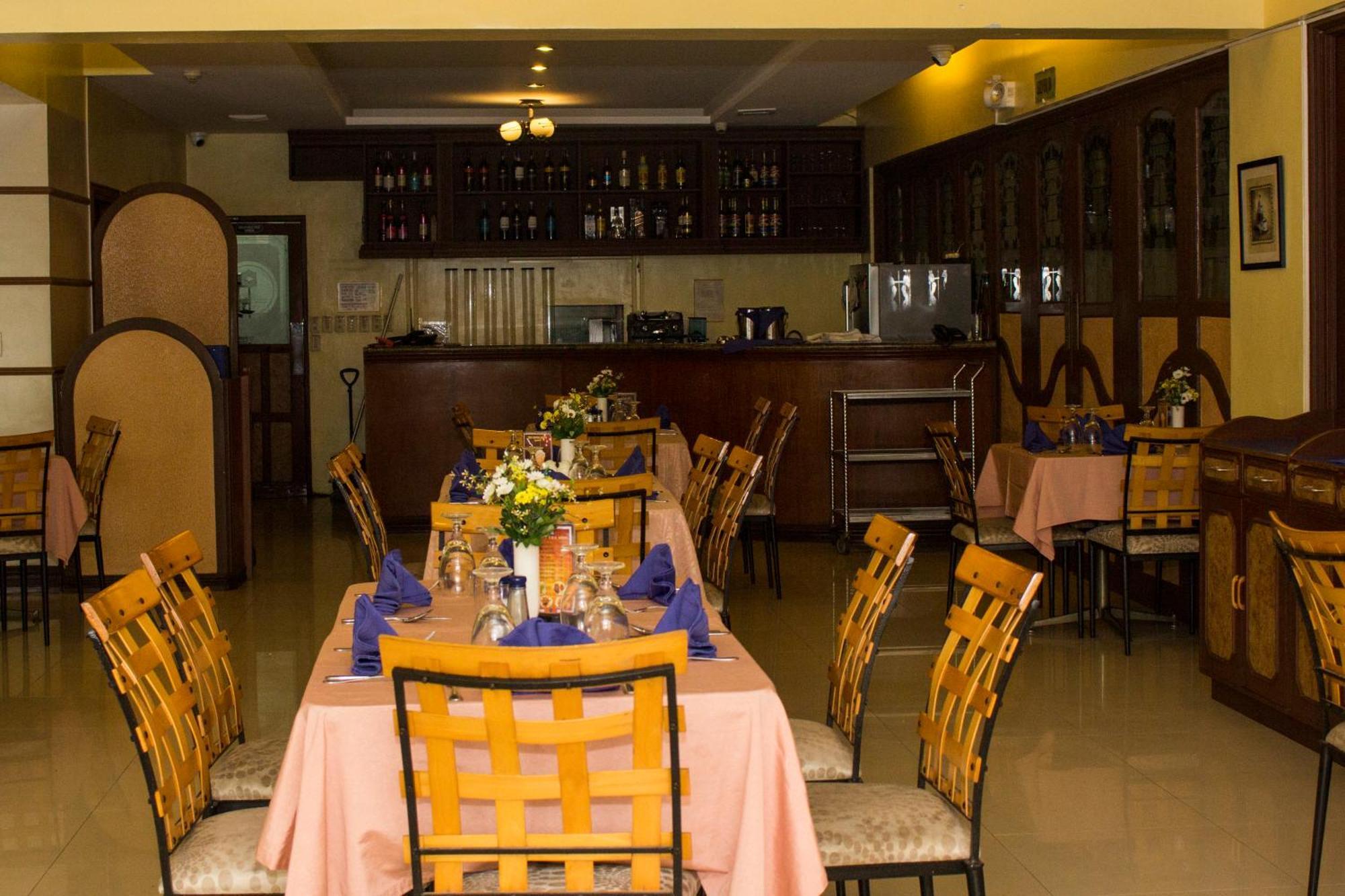 Crown Royale Hotel Balanga Extérieur photo