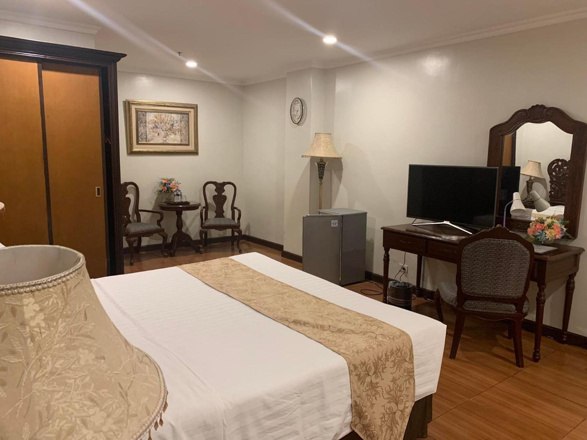Crown Royale Hotel Balanga Extérieur photo