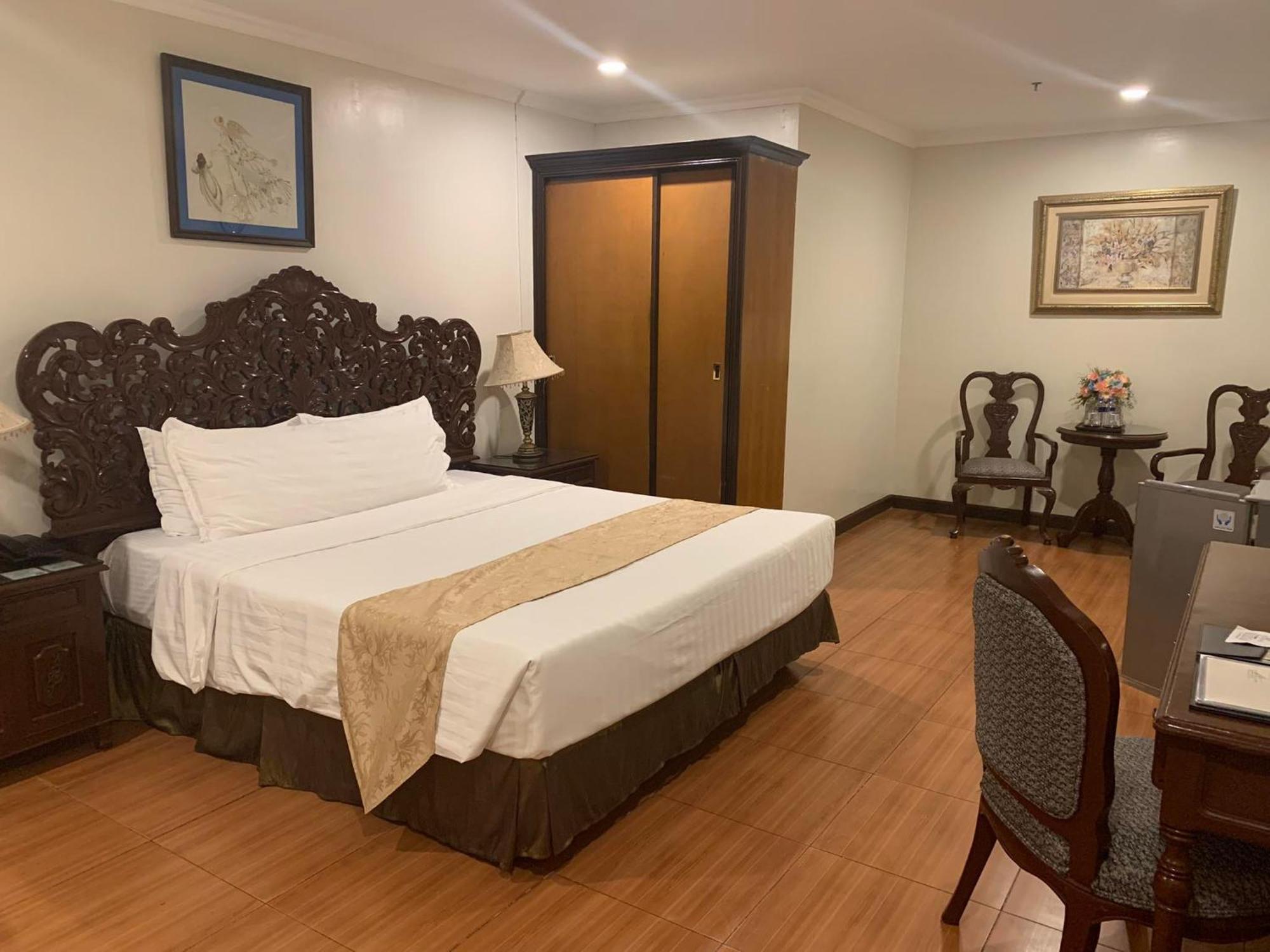 Crown Royale Hotel Balanga Extérieur photo