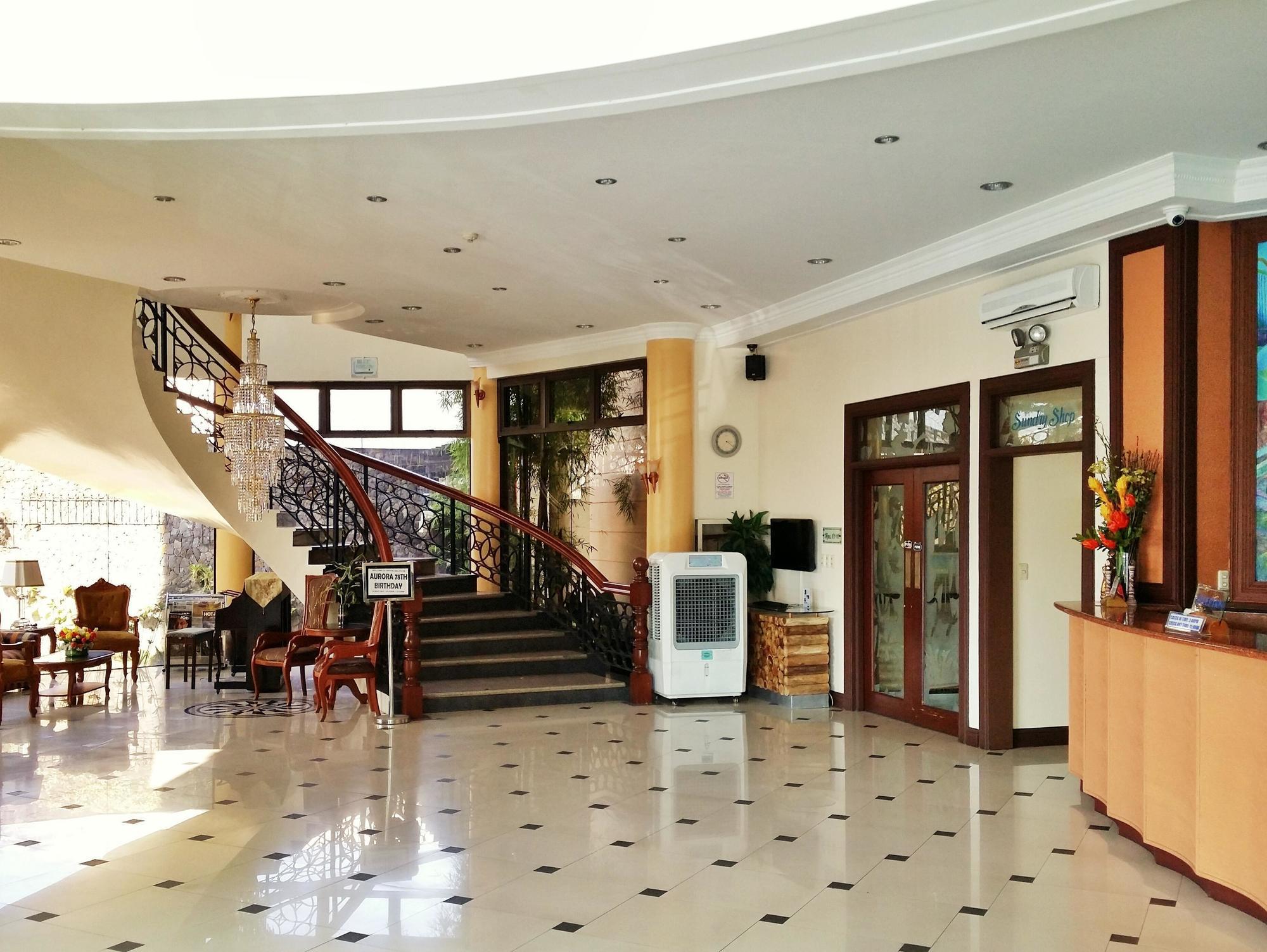 Crown Royale Hotel Balanga Extérieur photo