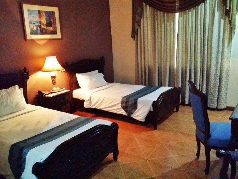 Crown Royale Hotel Balanga Extérieur photo