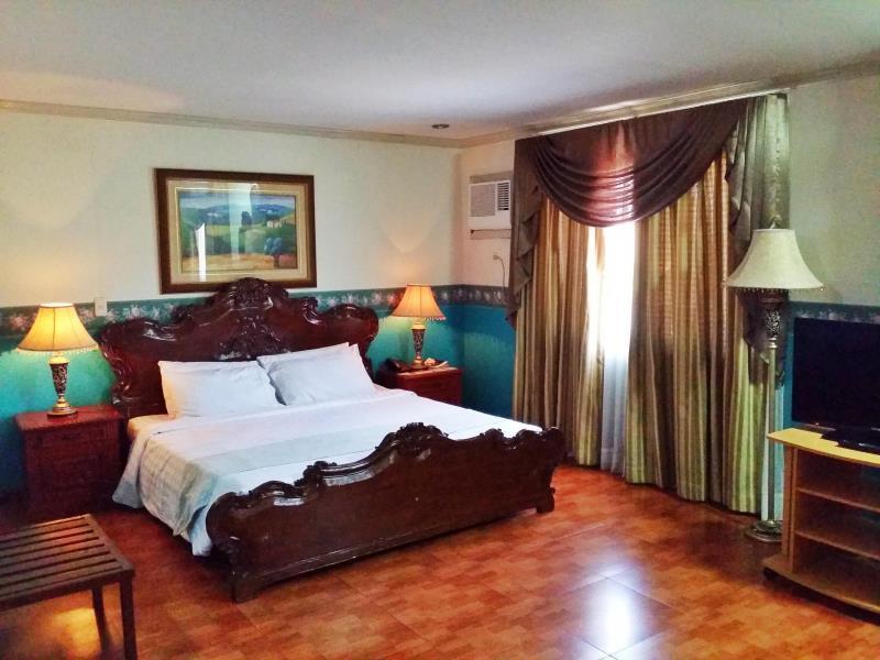 Crown Royale Hotel Balanga Extérieur photo