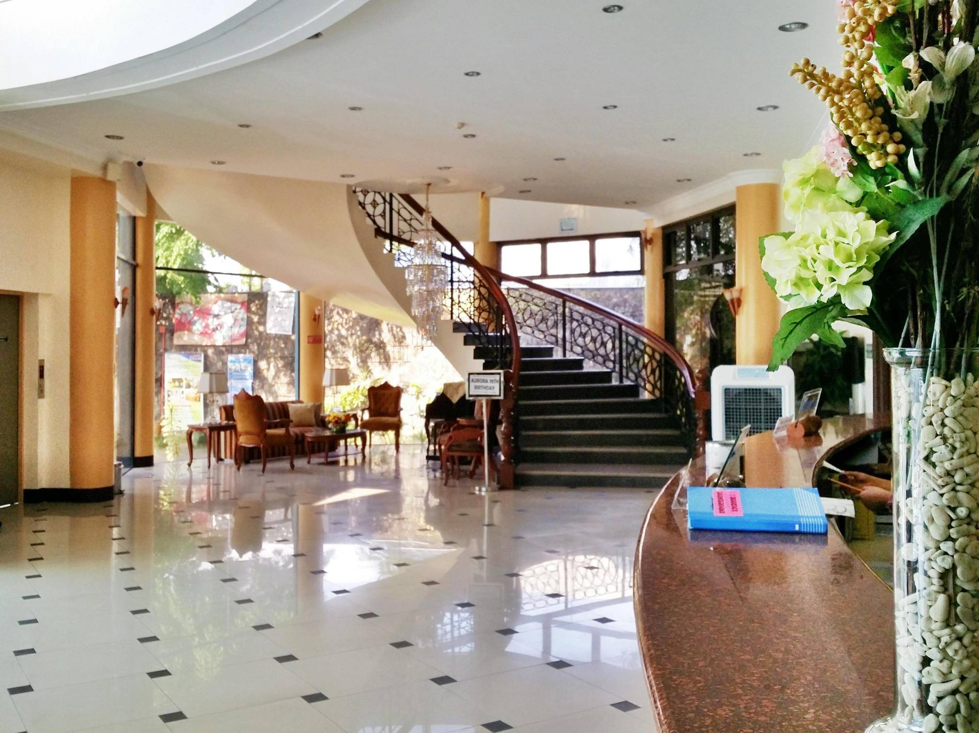 Crown Royale Hotel Balanga Extérieur photo