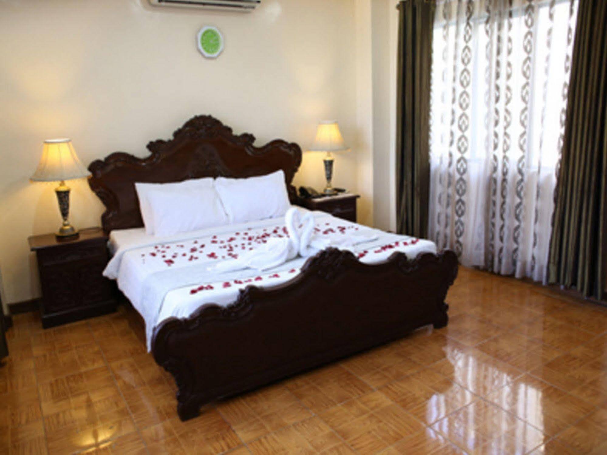 Crown Royale Hotel Balanga Extérieur photo