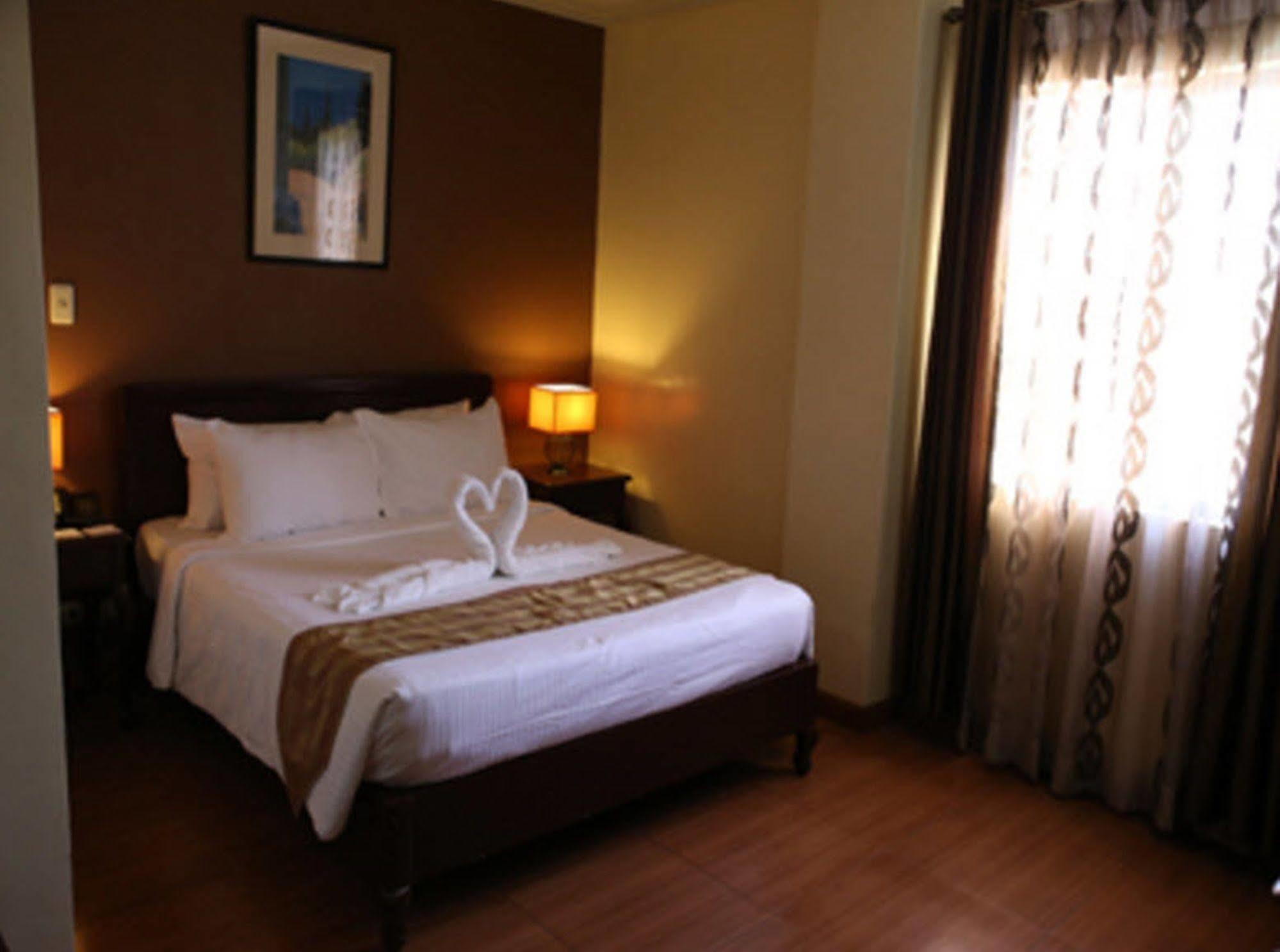 Crown Royale Hotel Balanga Extérieur photo