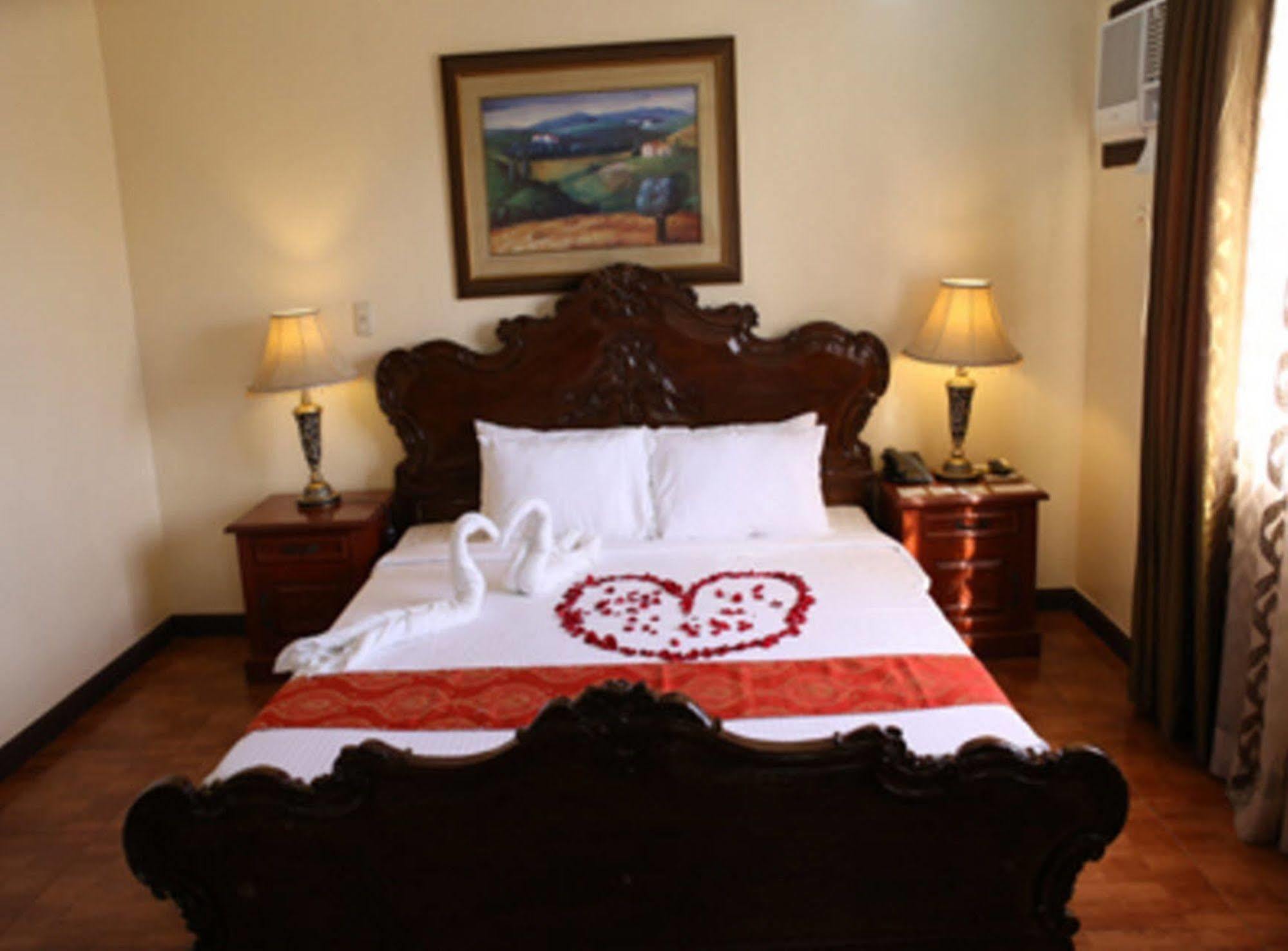 Crown Royale Hotel Balanga Extérieur photo
