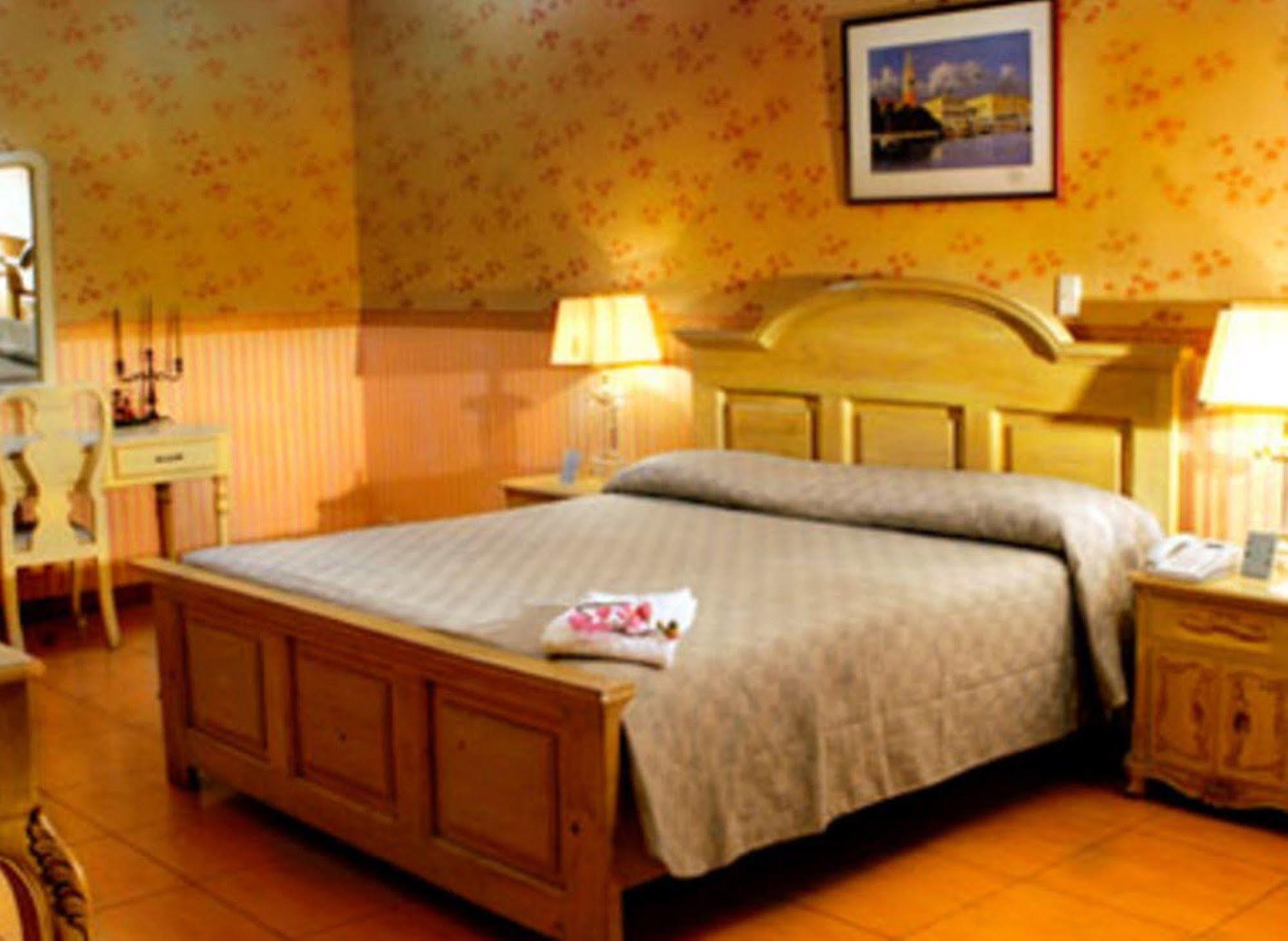 Crown Royale Hotel Balanga Extérieur photo