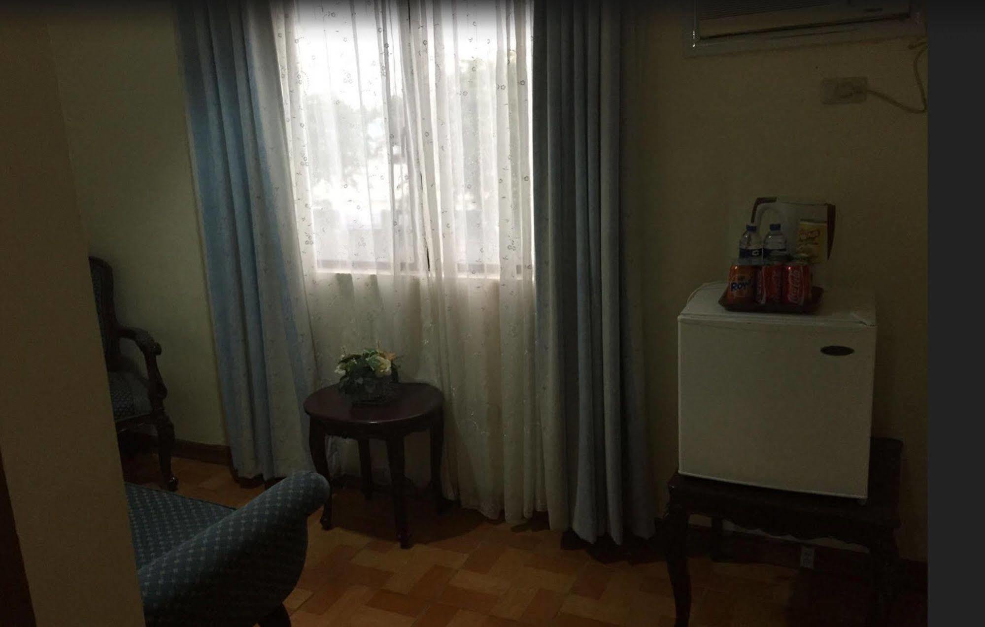 Crown Royale Hotel Balanga Extérieur photo