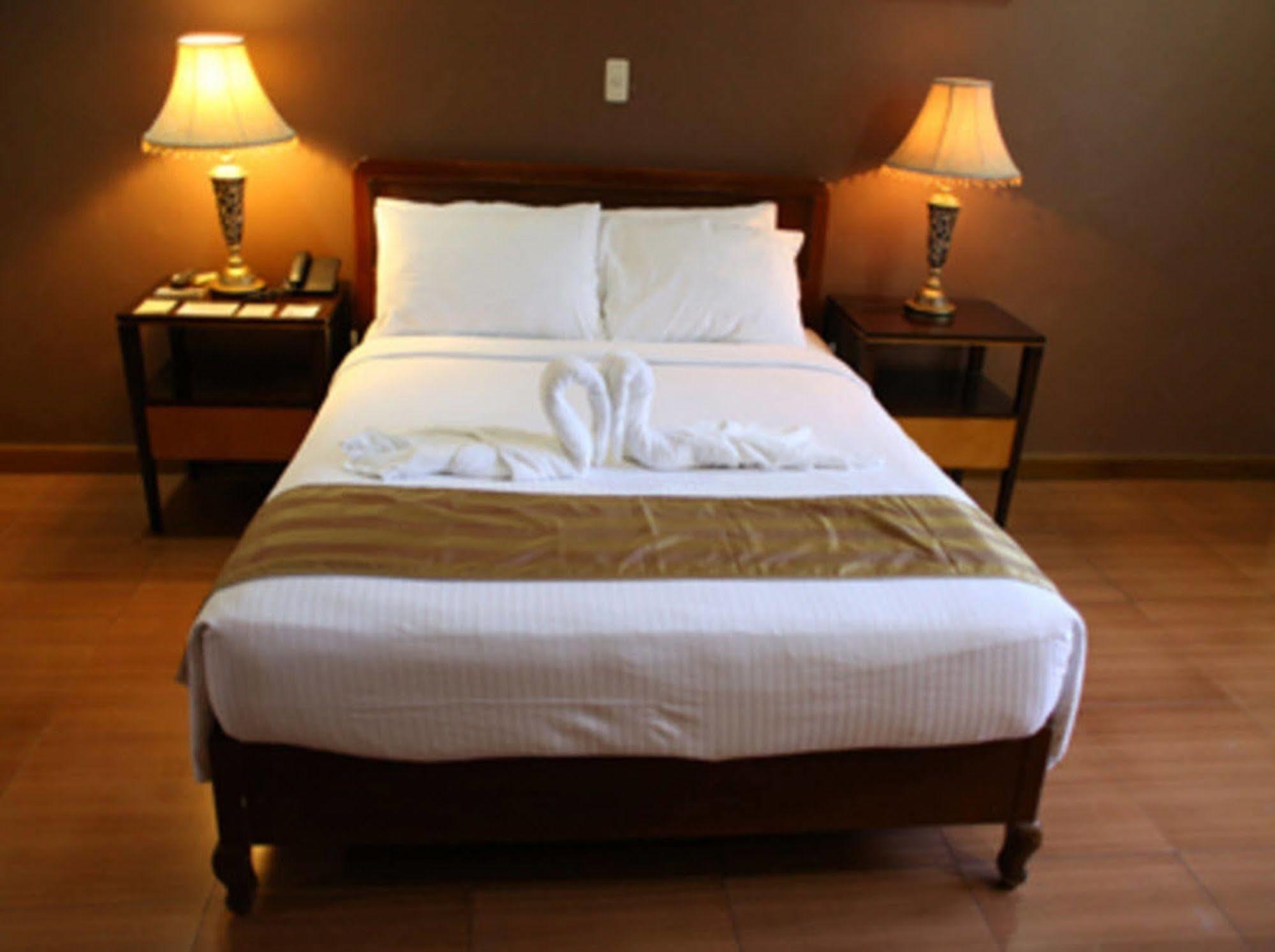 Crown Royale Hotel Balanga Extérieur photo