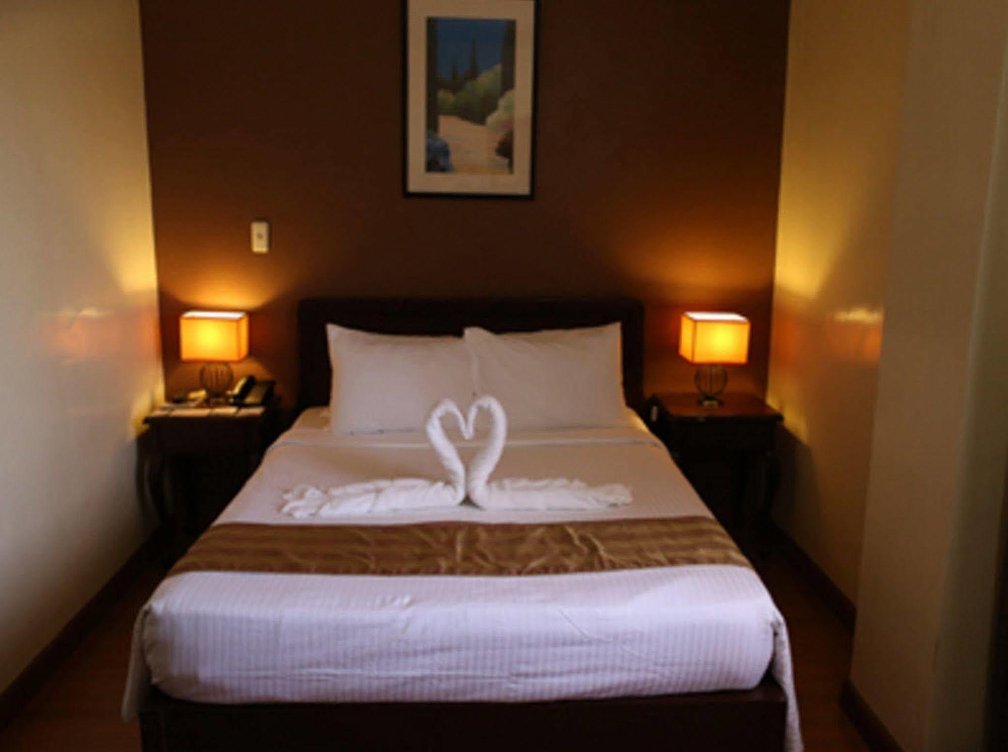 Crown Royale Hotel Balanga Extérieur photo