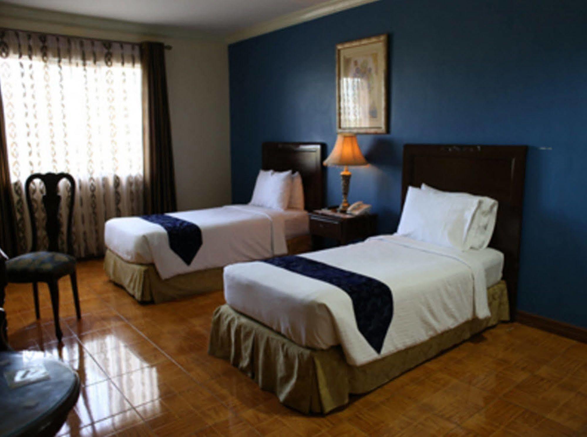 Crown Royale Hotel Balanga Extérieur photo