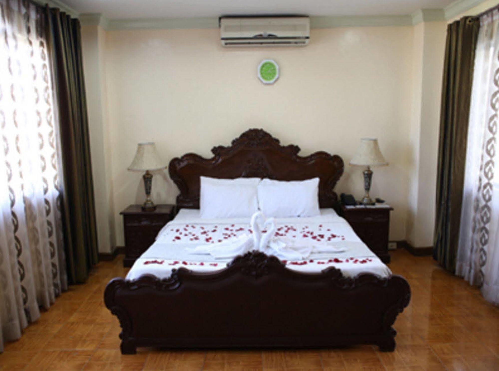 Crown Royale Hotel Balanga Extérieur photo