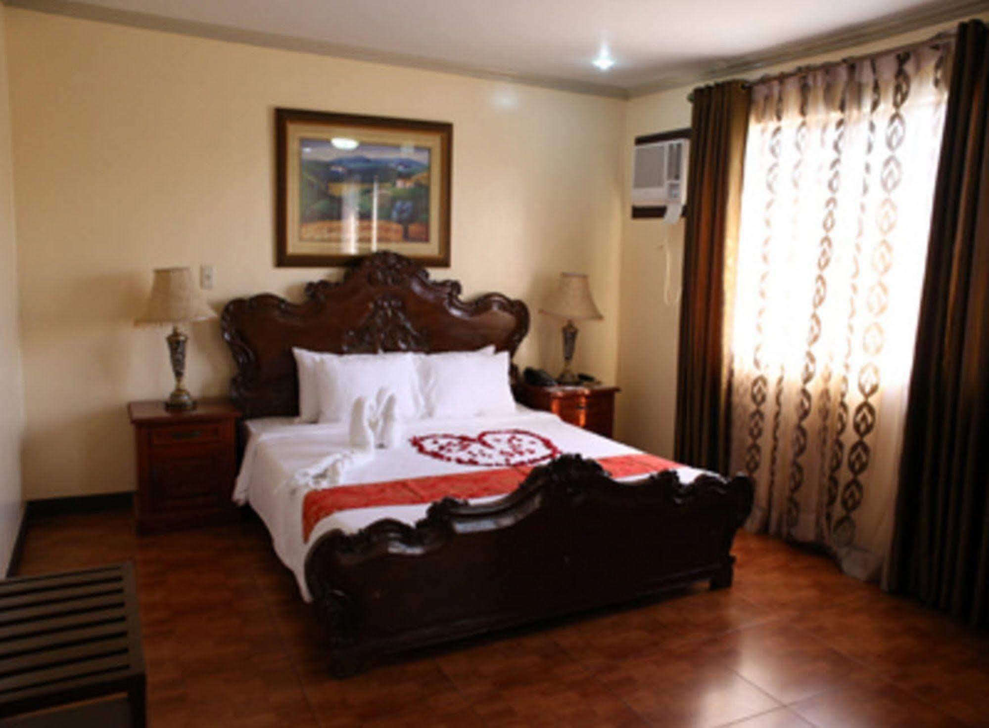 Crown Royale Hotel Balanga Extérieur photo