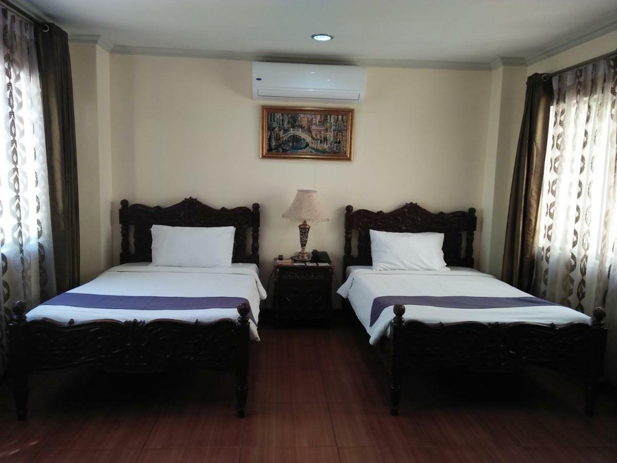 Crown Royale Hotel Balanga Extérieur photo