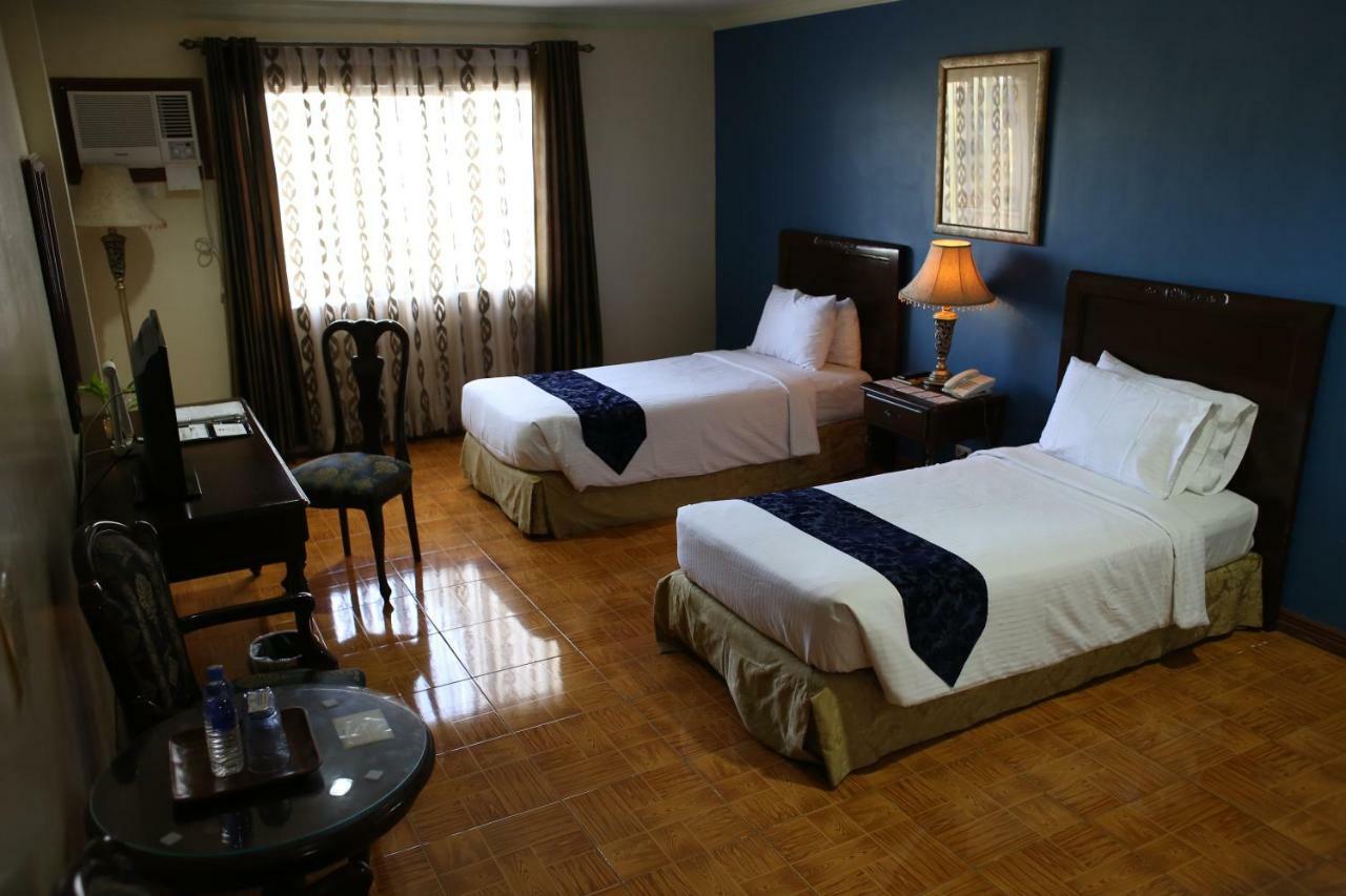 Crown Royale Hotel Balanga Extérieur photo