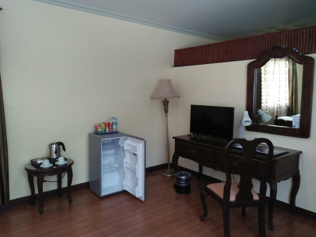 Crown Royale Hotel Balanga Extérieur photo